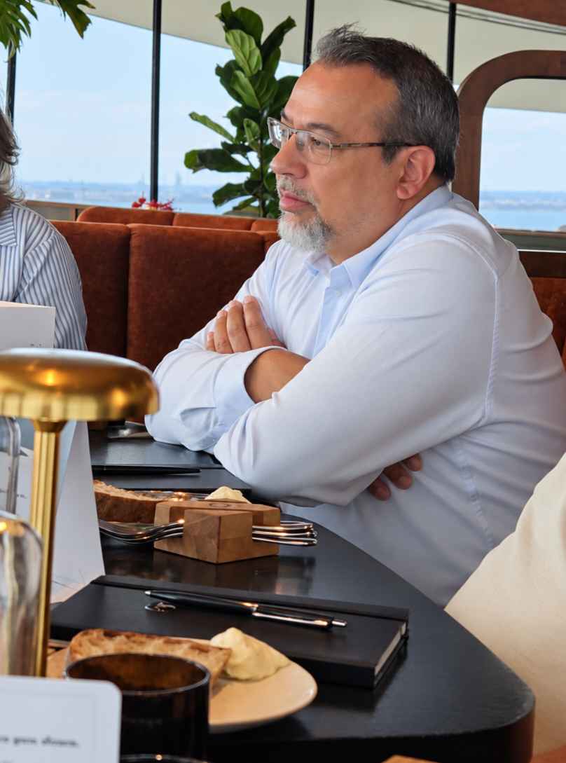 A guest in conversation at the Food for Thought lunch at MOON Amsterdam, photographed by Milou van Hassel